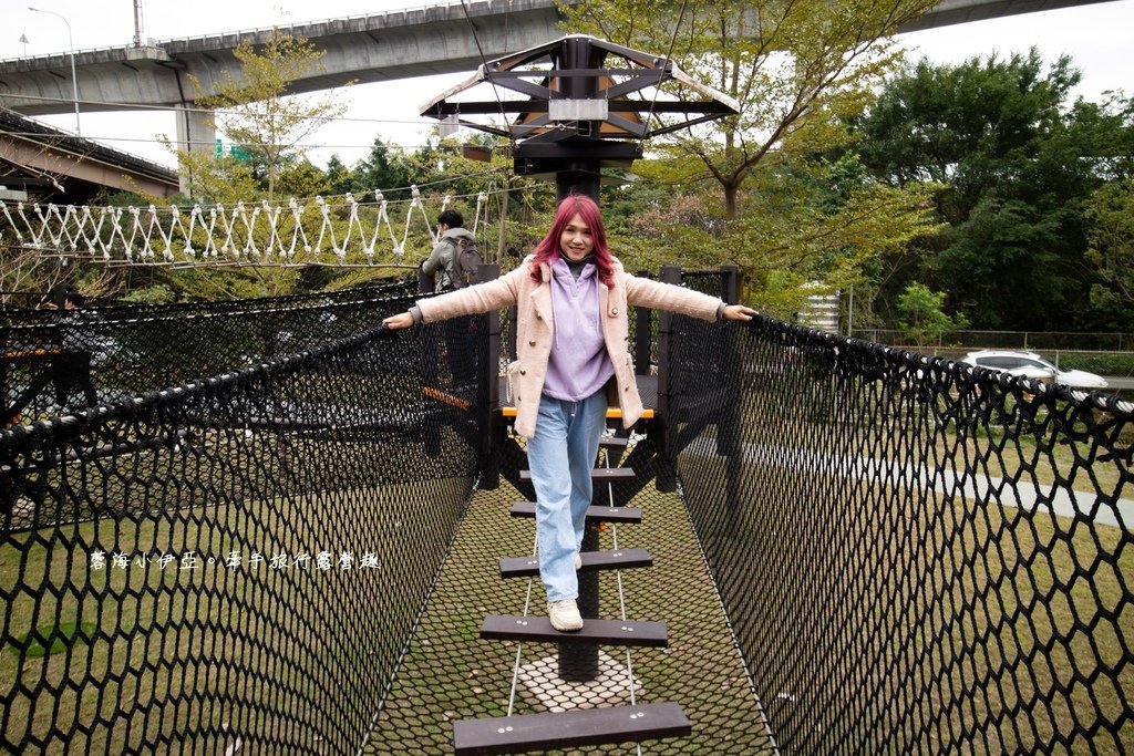 桃園【平鎮運動公園遊戲場】全新啟用！適合愛挑戰的孩子，擺盪遊戲、攀岩場等八項設施，滿足各種年齡層