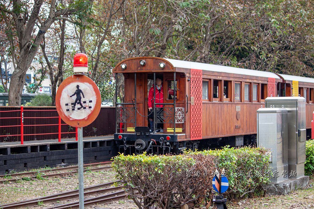 嘉義東區【阿里山森林鐵路車庫園區】搭百年檜木老火車，假日限定「檜來嘉驛」全台唯一檜木小火車，嘉義免門票景點