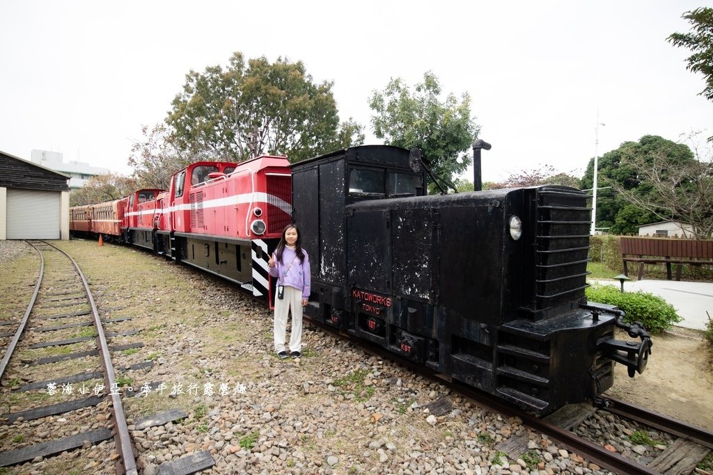 嘉義東區【阿里山森林鐵路車庫園區】搭百年檜木老火車，假日限定「檜來嘉驛」全台唯一檜木小火車，嘉義免門票景點