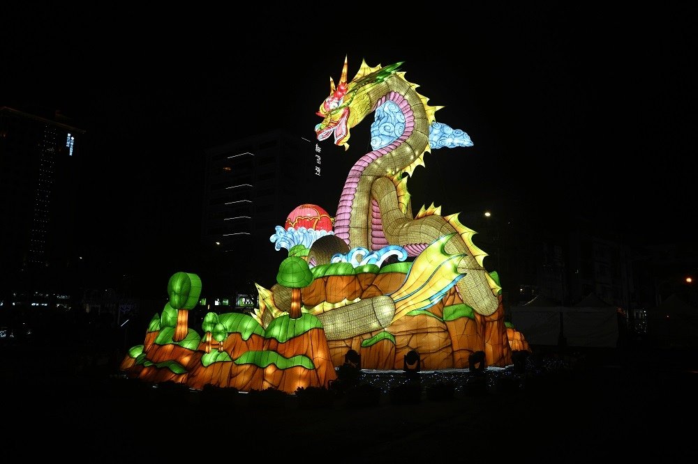 【2025台灣燈會在桃園】寶可夢來襲！五大展區，12米卡比獸、進擊的巨人，接駁車、交通資訊、交通管制