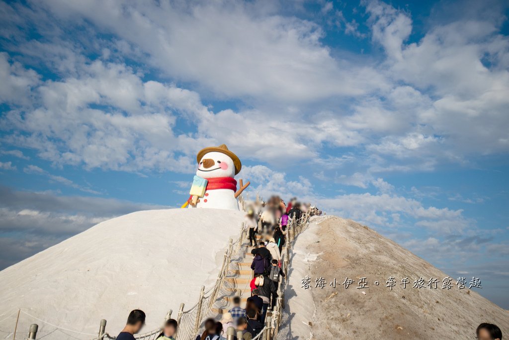 【2025七股鹽山雪鹽祭】免門票景點，秒飛國外賞雪！全新6米高Q版雪人裝置，遊園小火車、碰碰船、海盜船、天鵝腳踏船