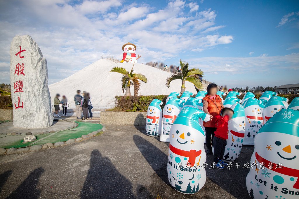 【2025七股鹽山雪鹽祭】免門票景點，秒飛國外賞雪！全新6米高Q版雪人裝置，遊園小火車、碰碰船、海盜船、天鵝腳踏船