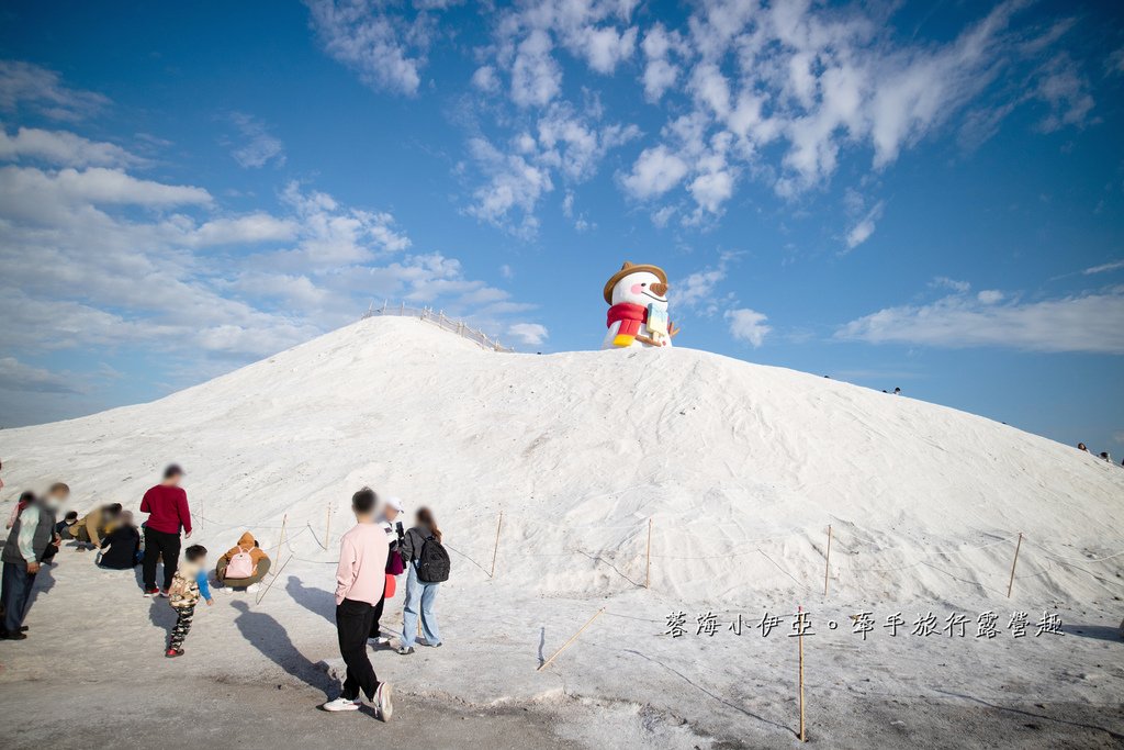 【2025七股鹽山雪鹽祭】免門票景點，秒飛國外賞雪！全新6米高Q版雪人裝置，遊園小火車、碰碰船、海盜船、天鵝腳踏船