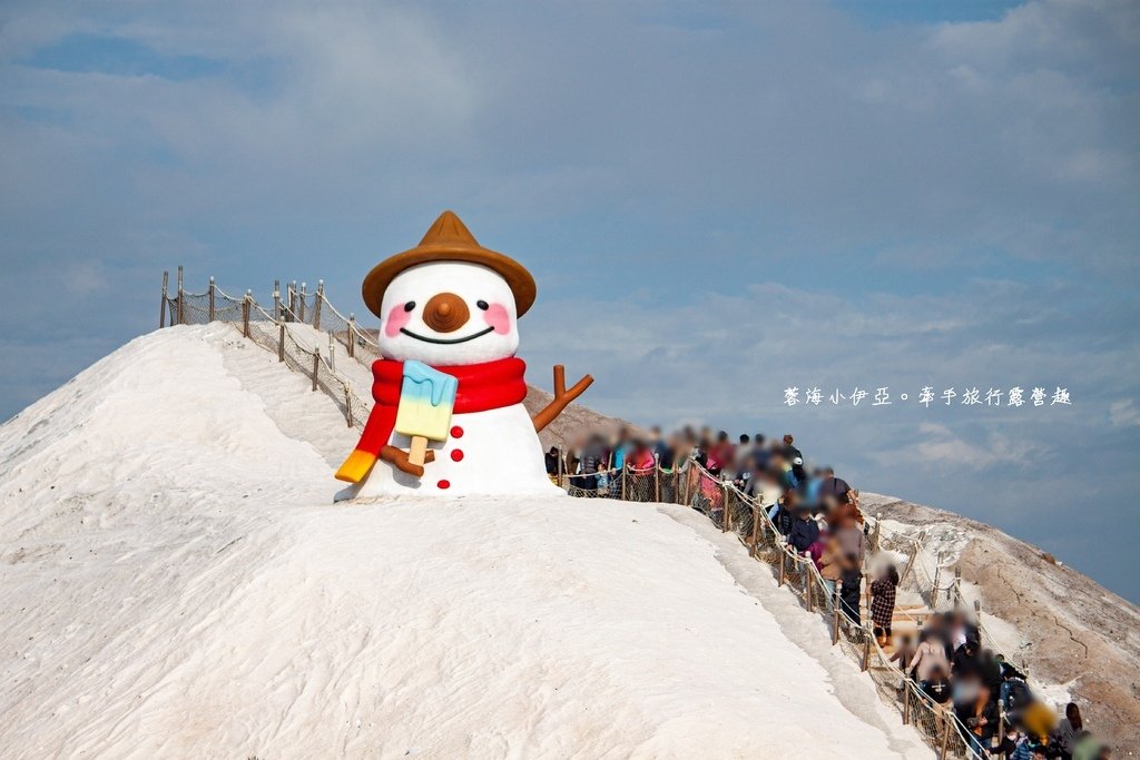 【2025七股鹽山雪鹽祭】免門票景點，秒飛國外賞雪！全新6米高Q版雪人裝置，遊園小火車、碰碰船、海盜船、天鵝腳踏船