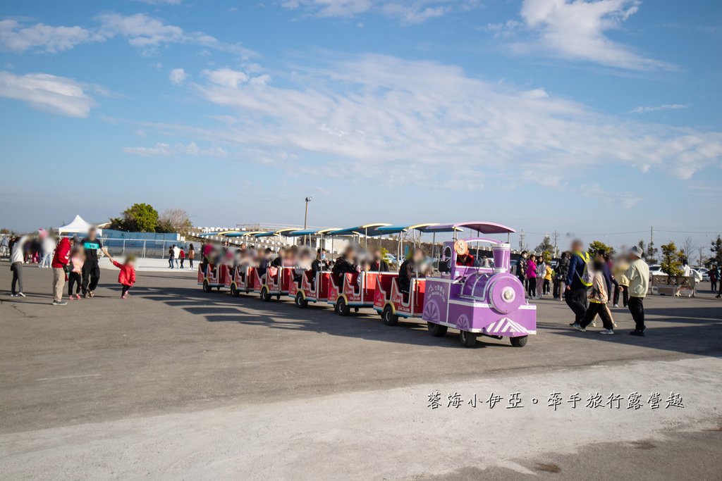 【2025七股鹽山雪鹽祭】免門票景點，秒飛國外賞雪！全新6米高Q版雪人裝置，遊園小火車、碰碰船、海盜船、天鵝腳踏船