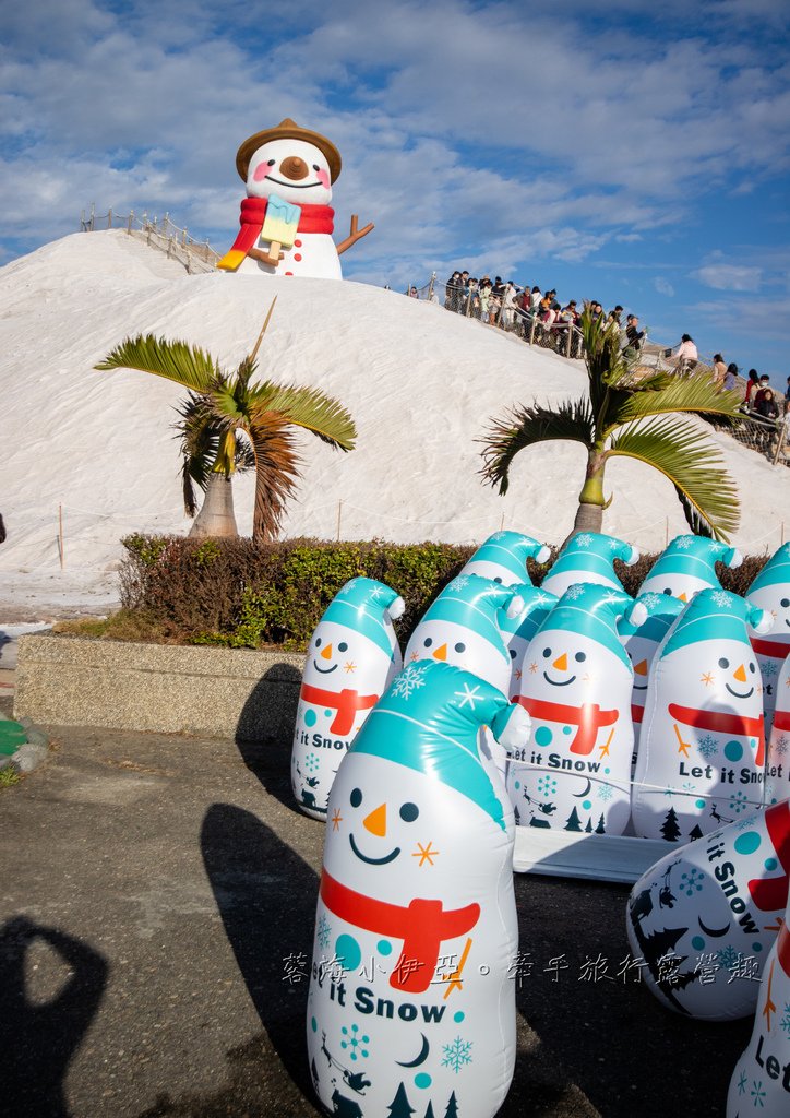 【2025七股鹽山雪鹽祭】免門票景點，秒飛國外賞雪！全新6米高Q版雪人裝置，遊園小火車、碰碰船、海盜船、天鵝腳踏船