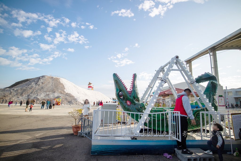 【2025七股鹽山雪鹽祭】免門票景點，秒飛國外賞雪！全新6米高Q版雪人裝置，遊園小火車、碰碰船、海盜船、天鵝腳踏船