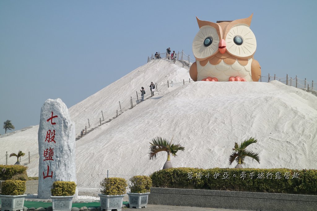 【2025七股鹽山雪鹽祭】免門票景點，秒飛國外賞雪！全新6米高Q版雪人裝置，遊園小火車、碰碰船、海盜船、天鵝腳踏船