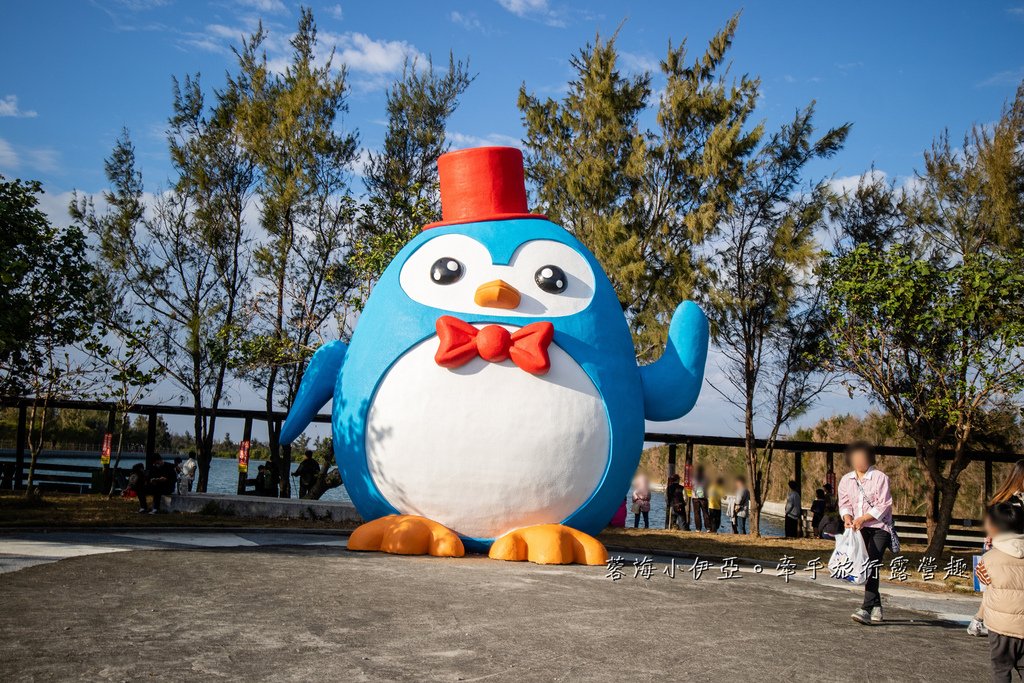 【2025七股鹽山雪鹽祭】免門票景點，秒飛國外賞雪！全新6米高Q版雪人裝置，遊園小火車、碰碰船、海盜船、天鵝腳踏船