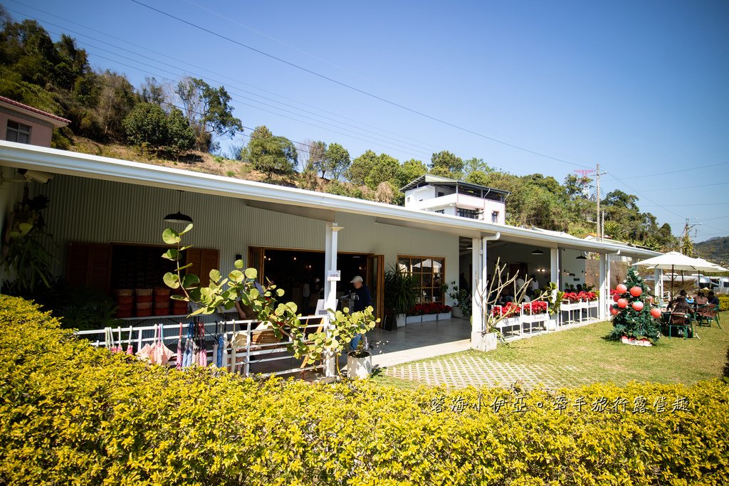 苗栗免門票草莓園【紅色琉璃瓦草莓園】網美系景點～高架草莓、草莓蛋糕、草莓冰沙，豪華露營車