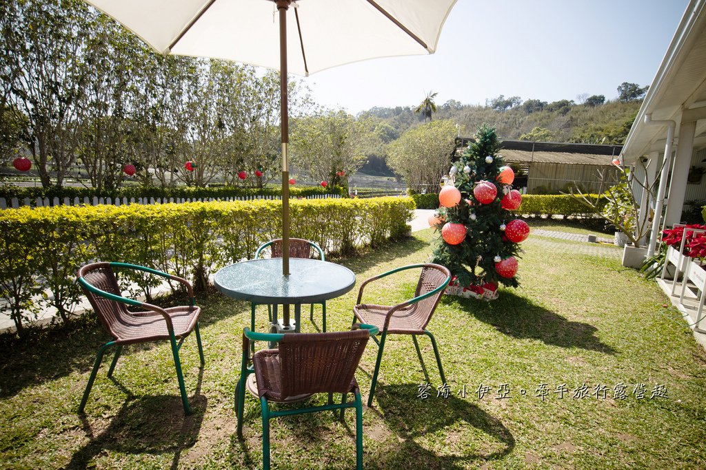苗栗免門票草莓園【紅色琉璃瓦草莓園】網美系景點～高架草莓、草莓蛋糕、草莓冰沙，豪華露營車