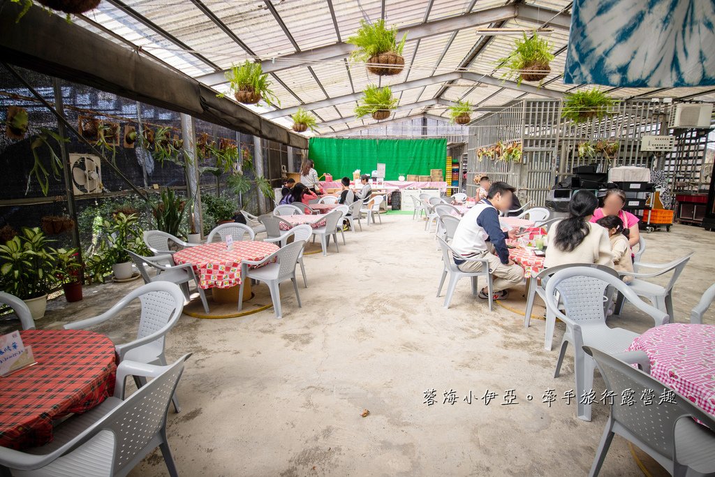 苗栗免門票草莓園【紅色琉璃瓦草莓園】網美系景點～高架草莓、草莓蛋糕、草莓冰沙，豪華露營車