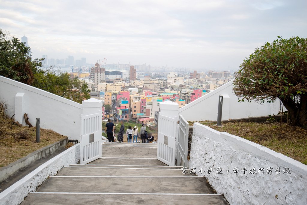 【高雄燈塔(旗津旗后燈塔)】秒飛韓國釜山！夢幻彩繪屋、無敵港景、咖啡廳，全台唯一白色八角燈塔