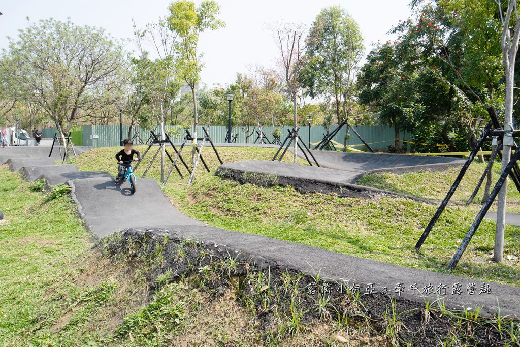 南投特色公園【草屯酷比親子運動公園】3層樓高的貨櫃溜滑梯、滾輪溜滑梯、滑步車賽道