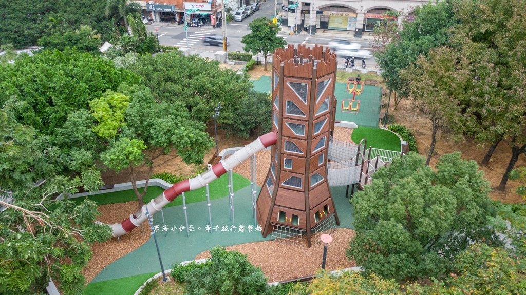 桃園中壢【光明公園兒童遊戲場】四大主題共融式遊戲場，雙塔奇幻樹屋挑戰塔，夏天戲水