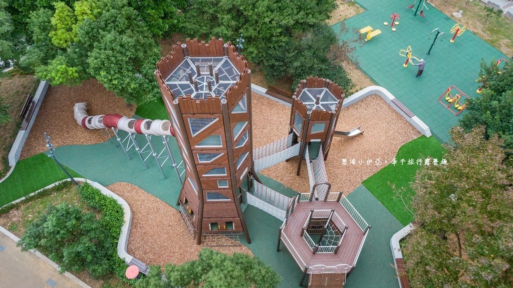 桃園中壢【光明公園兒童遊戲場】四大主題共融式遊戲場，雙塔奇幻樹屋挑戰塔，夏天戲水