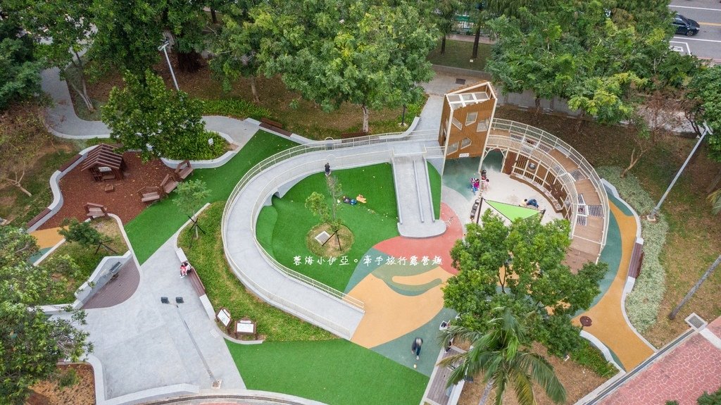 桃園中壢【光明公園兒童遊戲場】四大主題共融式遊戲場，雙塔奇幻樹屋挑戰塔，夏天戲水