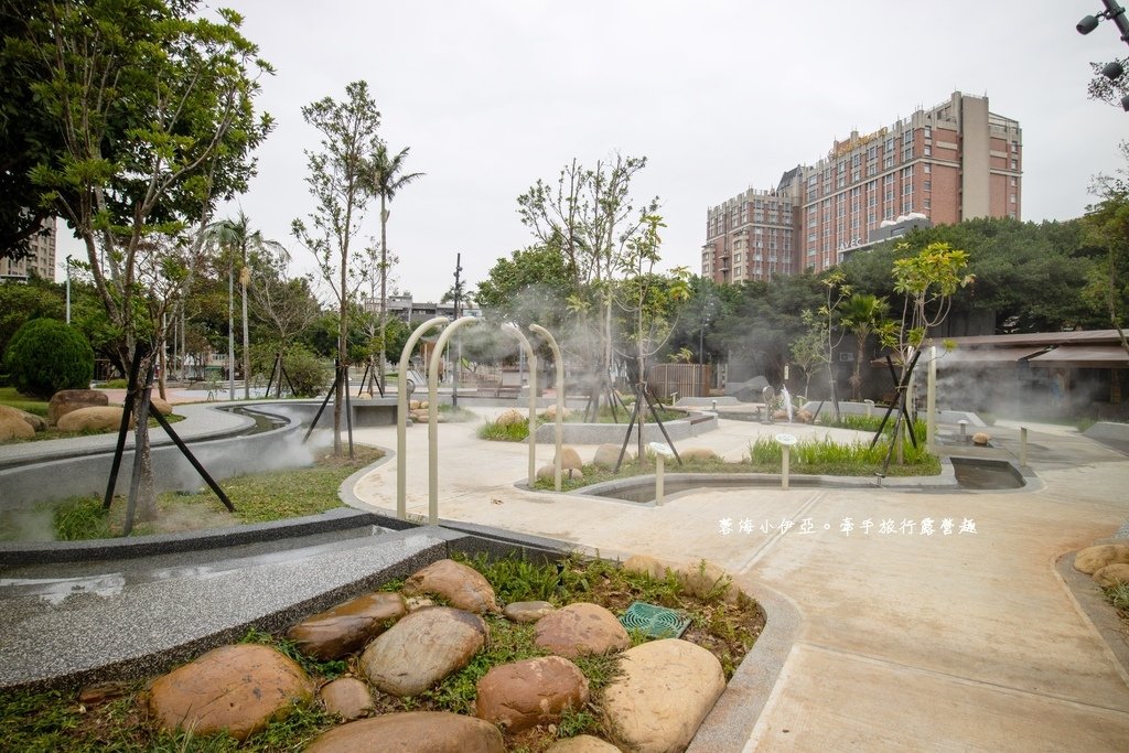 桃園中壢【光明公園兒童遊戲場】四大主題共融式遊戲場，雙塔奇幻樹屋挑戰塔，夏天戲水
