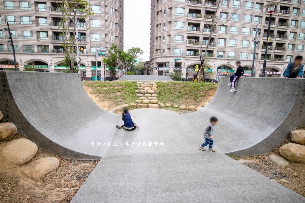 桃園中壢【光明公園兒童遊戲場】四大主題共融式遊戲場，雙塔奇幻樹屋挑戰塔，夏天戲水