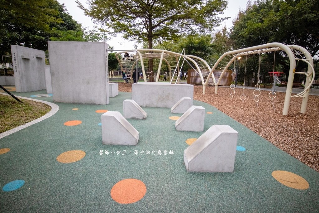 桃園中壢【光明公園兒童遊戲場】四大主題共融式遊戲場，雙塔奇幻樹屋挑戰塔，夏天戲水