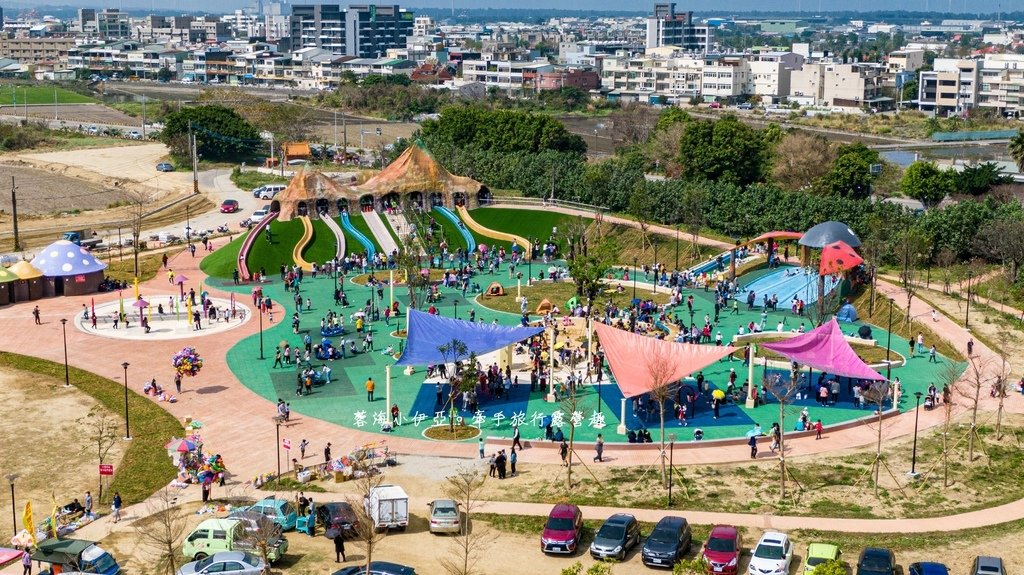 苗栗【竹南獅山親子公園】火炎山造型溜滑梯，超過11項遊戲設施，七道滑梯好玩100%（附影片）