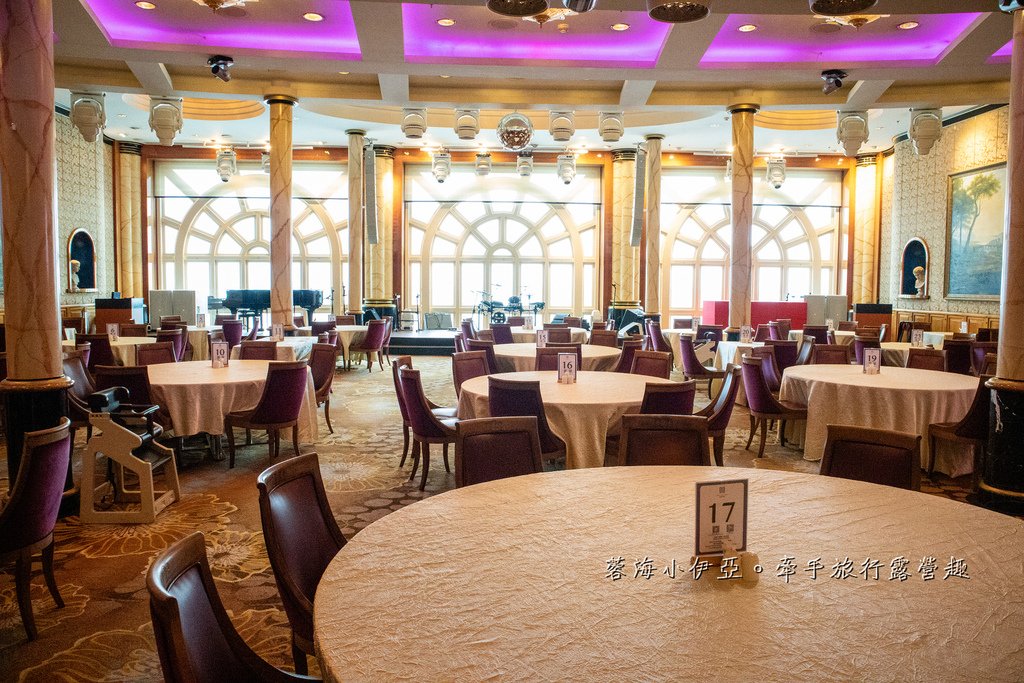麗星郵輪探索星號【星夢餐廳（第6層船尾）】規模最大免費餐廳，每天菜色不同，樂團演唱