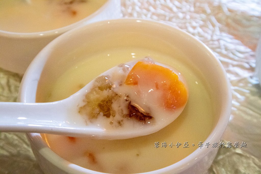 麗星郵輪探索星號【星夢餐廳（第6層船尾）】規模最大免費餐廳，每天菜色不同，樂團演唱