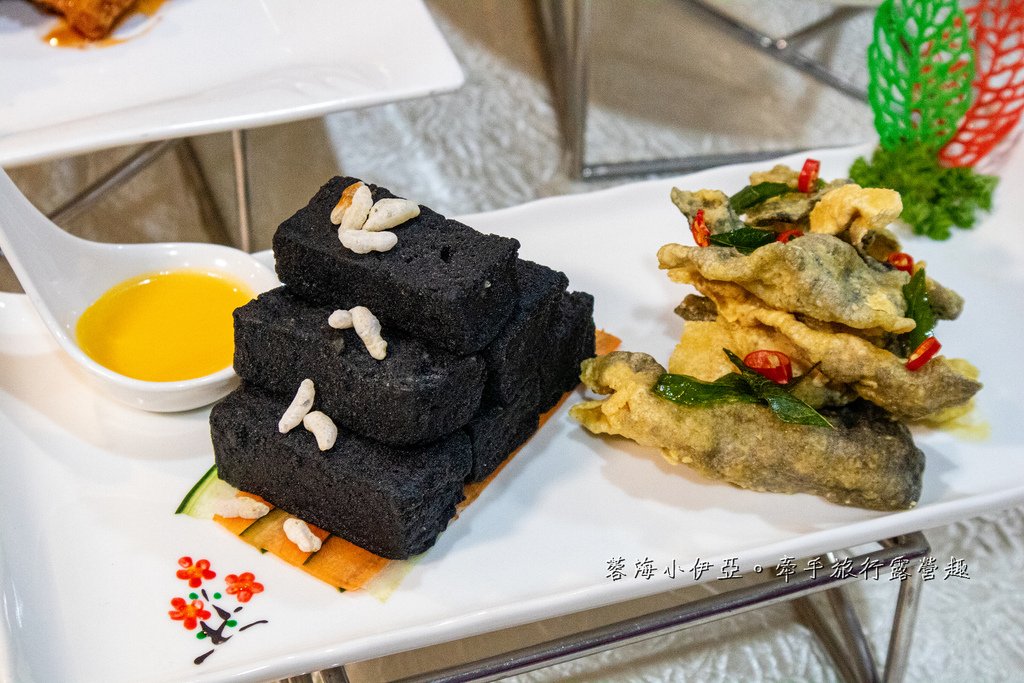 麗星郵輪探索星號【星夢餐廳（第6層船尾）】規模最大免費餐廳，每天菜色不同，樂團演唱