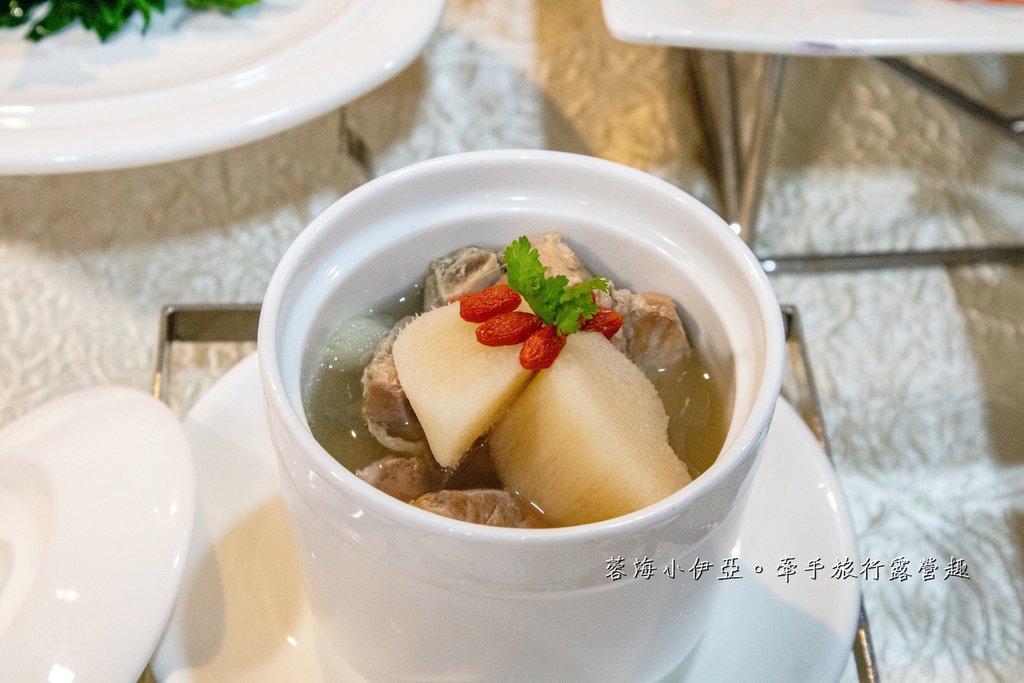 麗星郵輪探索星號【星夢餐廳（第6層船尾）】規模最大免費餐廳，每天菜色不同，樂團演唱
