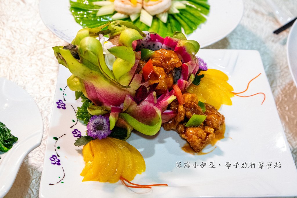 麗星郵輪探索星號【星夢餐廳（第6層船尾）】規模最大免費餐廳，每天菜色不同，樂團演唱