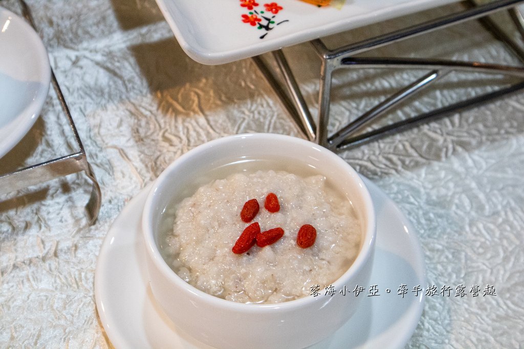 麗星郵輪探索星號【星夢餐廳（第6層船尾）】規模最大免費餐廳，每天菜色不同，樂團演唱