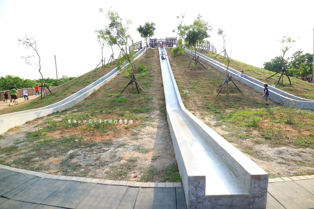 台中大雅超長溜滑梯【大雅中科公園】潭雅神溜滑梯，三道22公尺磨石子溜滑梯，夏天親子戲水區