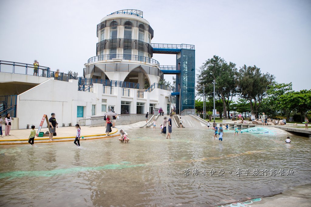 【南寮漁港旅遊服務中心】2025夏日戲水池開放！室內兩層樓旋轉溜滑梯免費玩，南寮漁港一日遊規劃