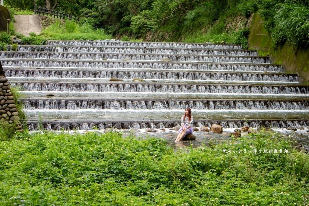 桃園玩水秘境【龍潭千層瀑布x鹿點咖啡千瀑店】免門票戲水，順遊日式茶屋咖啡廳泡腳喝咖啡