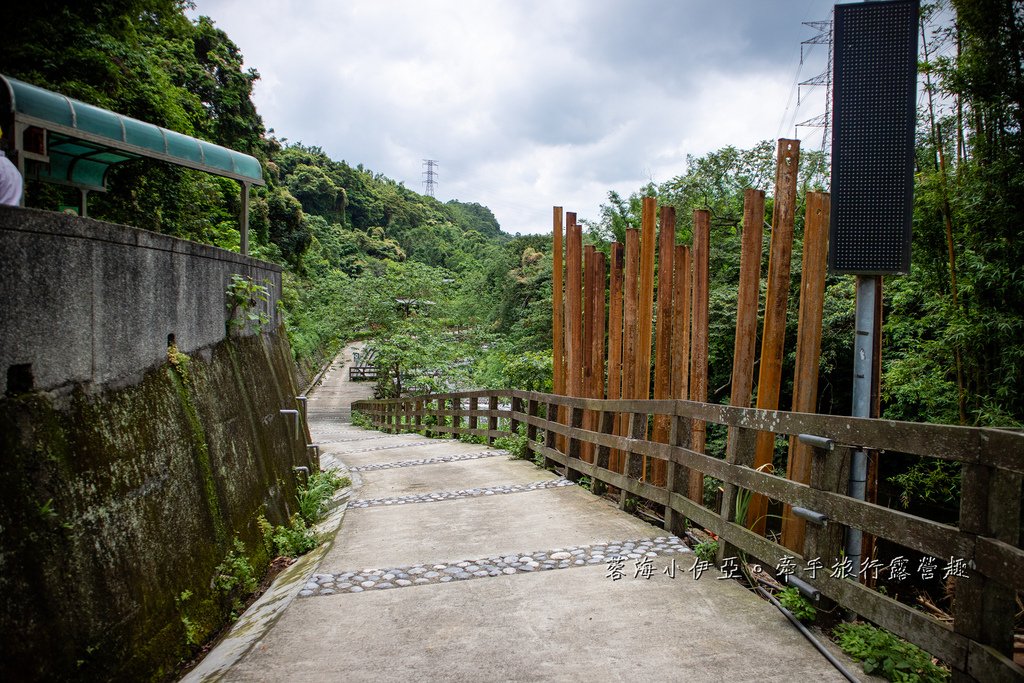 桃園玩水秘境【龍潭千層瀑布x鹿點咖啡千瀑店】免門票戲水，順遊日式茶屋咖啡廳泡腳喝咖啡