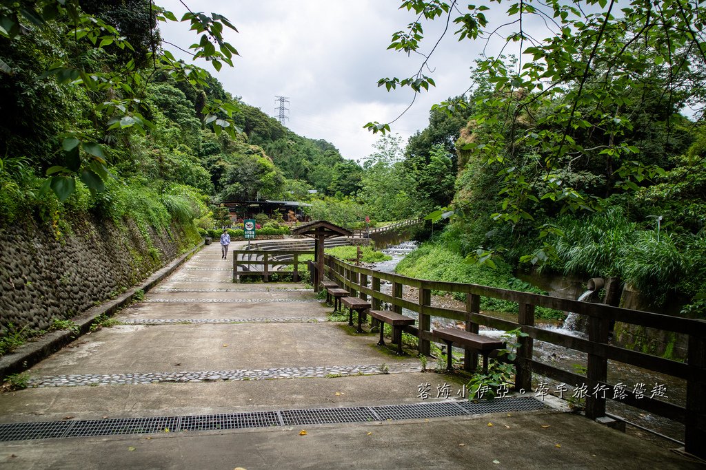 桃園玩水秘境【龍潭千層瀑布x鹿點咖啡千瀑店】免門票戲水，順遊日式茶屋咖啡廳泡腳喝咖啡