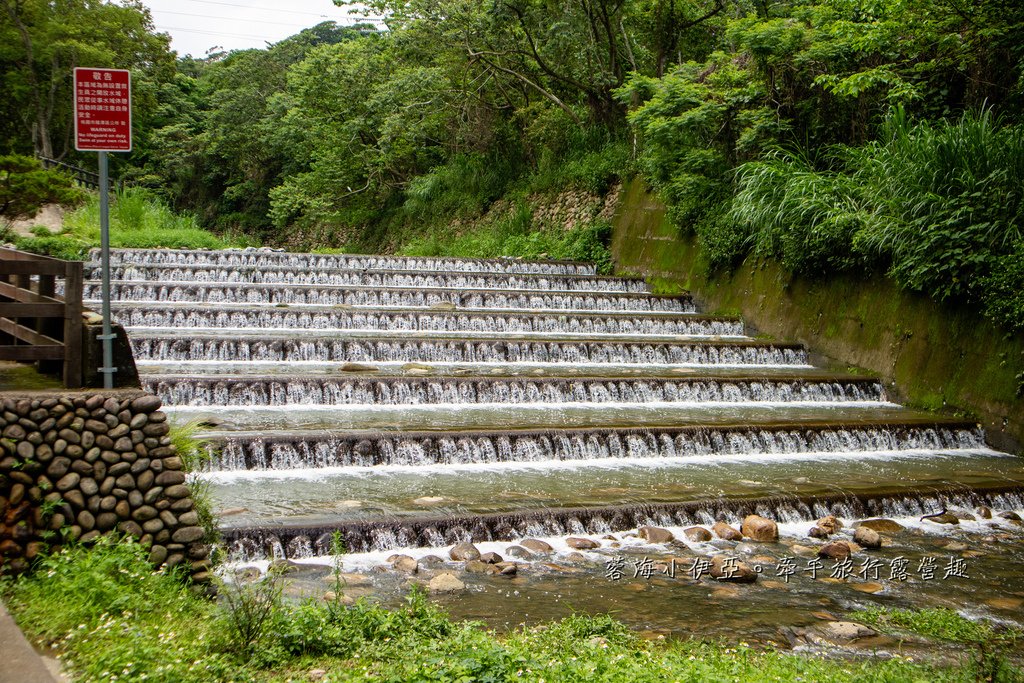 桃園玩水秘境【龍潭千層瀑布x鹿點咖啡千瀑店】免門票戲水，順遊日式茶屋咖啡廳泡腳喝咖啡