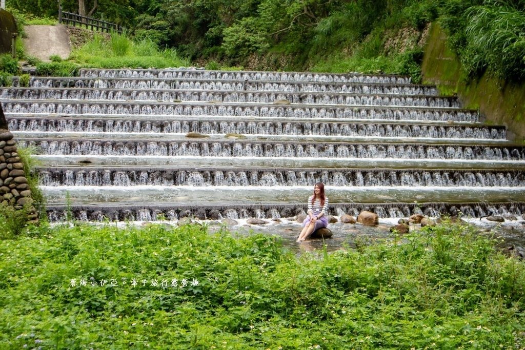 桃園玩水秘境【龍潭千層瀑布x鹿點咖啡千瀑店】免門票戲水，順遊日式茶屋咖啡廳泡腳喝咖啡
