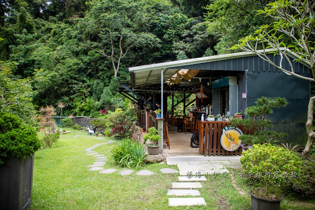 桃園玩水秘境【龍潭千層瀑布x鹿點咖啡千瀑店】免門票戲水，順遊日式茶屋咖啡廳泡腳喝咖啡