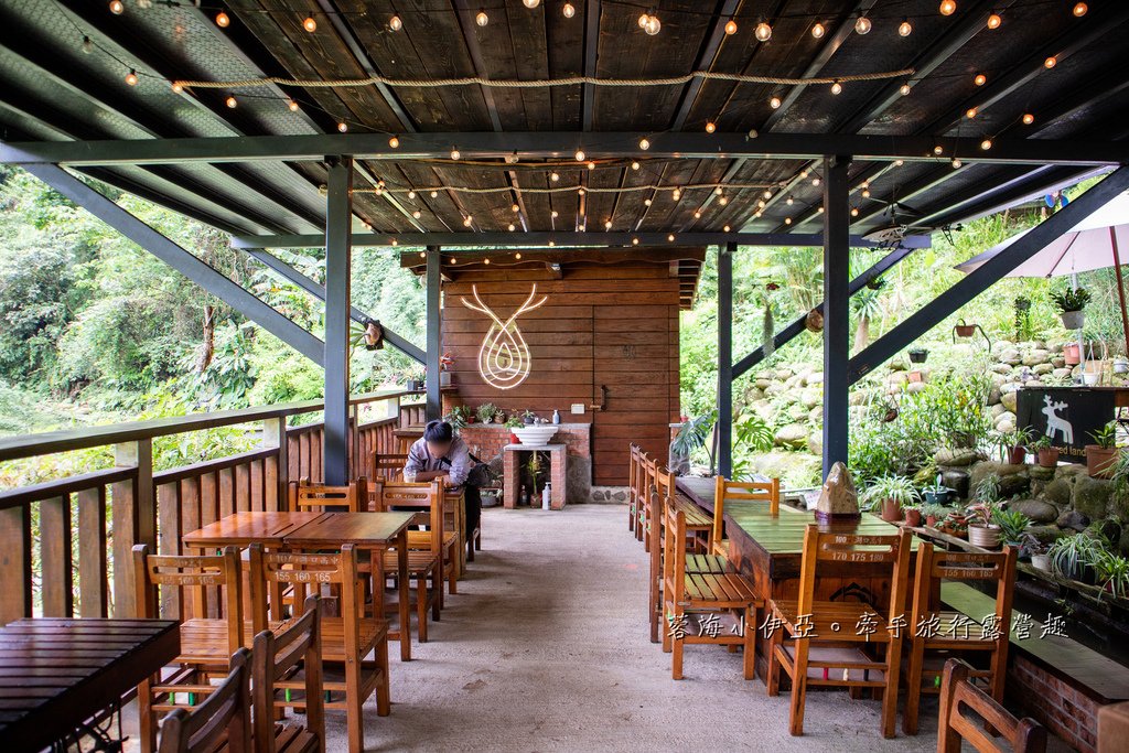 桃園玩水秘境【龍潭千層瀑布x鹿點咖啡千瀑店】免門票戲水，順遊日式茶屋咖啡廳泡腳喝咖啡