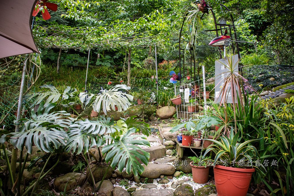 桃園玩水秘境【龍潭千層瀑布x鹿點咖啡千瀑店】免門票戲水，順遊日式茶屋咖啡廳泡腳喝咖啡