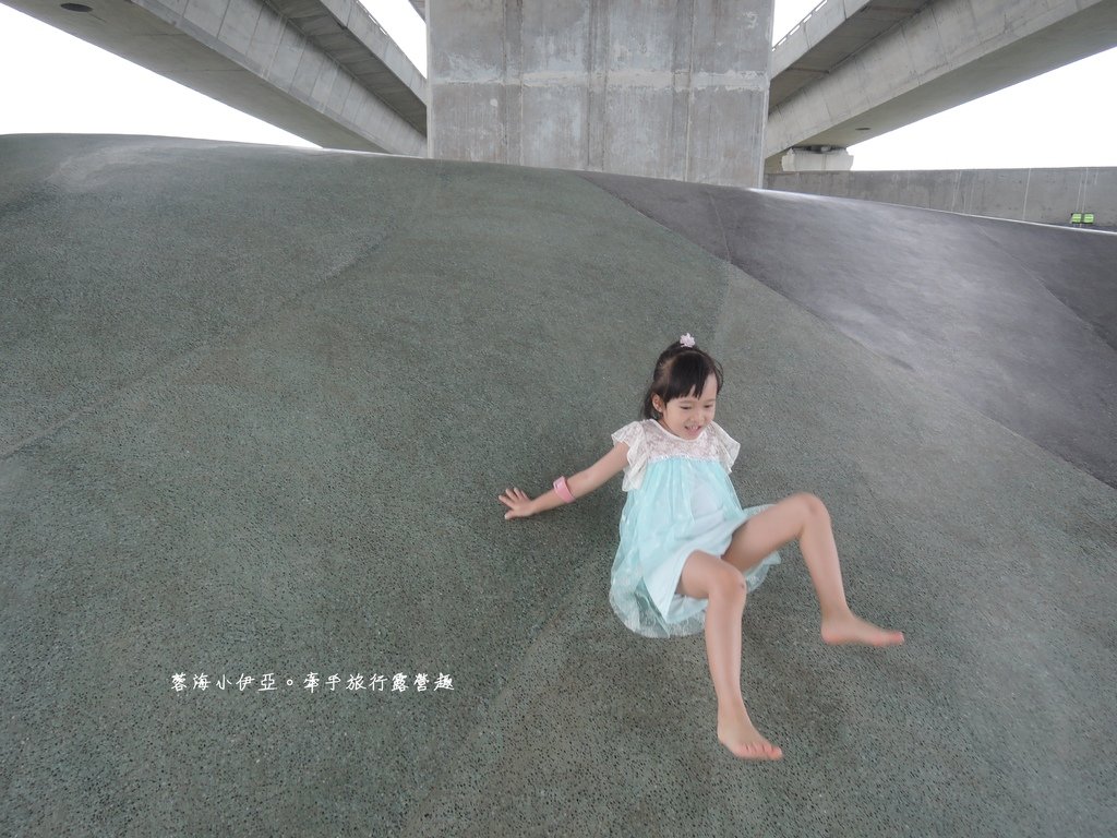 宜蘭冬山【武淵水火同源】夏日免費戲水好去處，不用曬太陽，磨石子溜滑梯、人工草皮