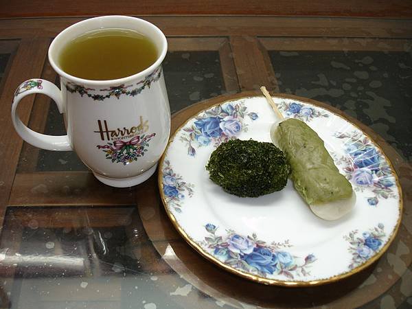 いなば播七．青海苔御萩、抹茶串糰子＋宇治森德．抹茶入綠茶