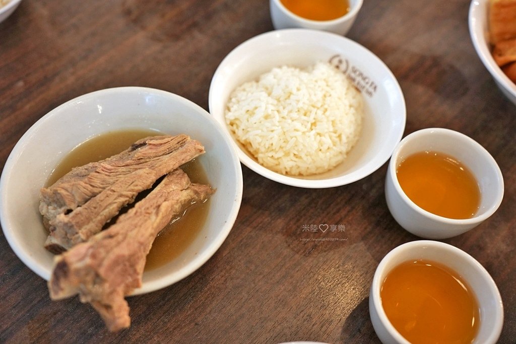 新加坡-松發肉骨茶✔必吃人氣美食✔肉骨茶外其他配菜也很好吃✔