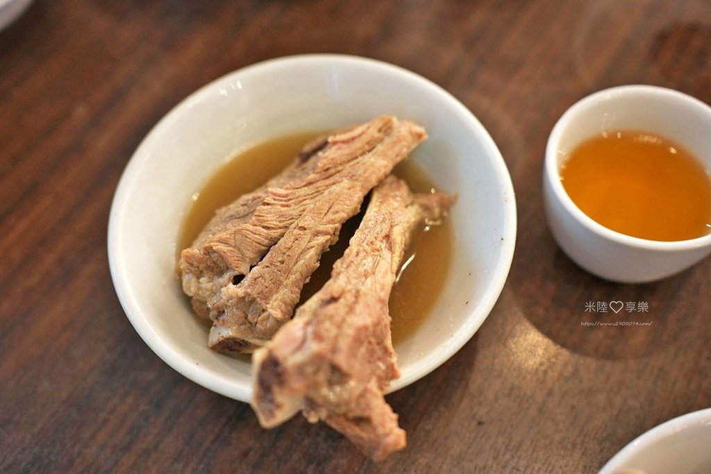 新加坡-松發肉骨茶✔必吃人氣美食✔肉骨茶外其他配菜也很好吃✔