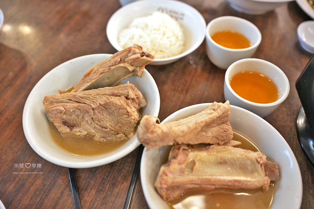 新加坡-松發肉骨茶✔必吃人氣美食✔肉骨茶外其他配菜也很好吃✔