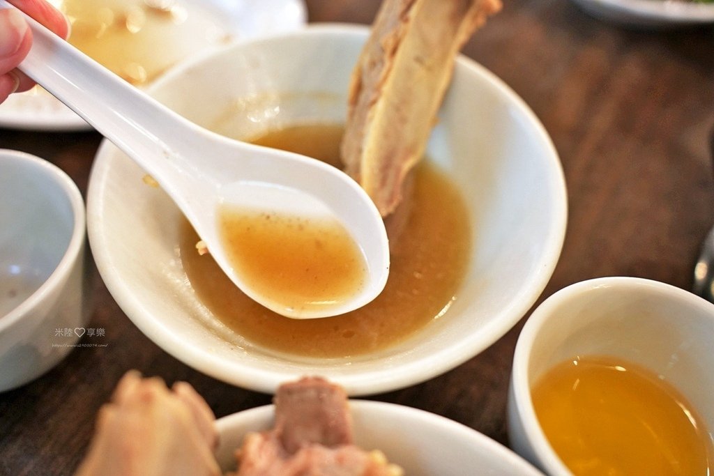 新加坡-松發肉骨茶✔必吃人氣美食✔肉骨茶外其他配菜也很好吃✔