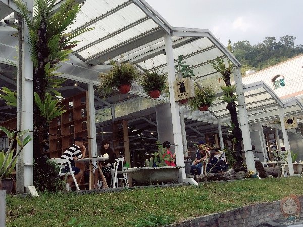 嘉義梅山 空氣圖書館座位區