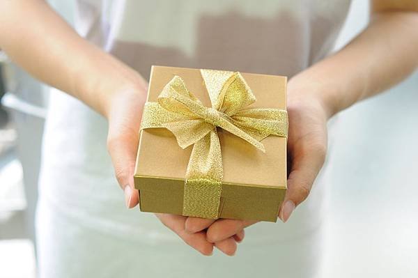 gift-box-2458012_1920.jpg