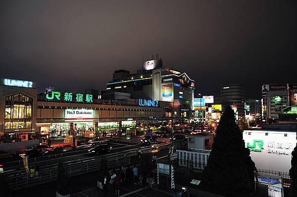 800px-JR_Shinjuku_Station_ByNight.jpg